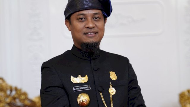 Paripurna 353 Tahun Sulsel, Andi Sudirman Kenakan Pakaian Adat Kajang