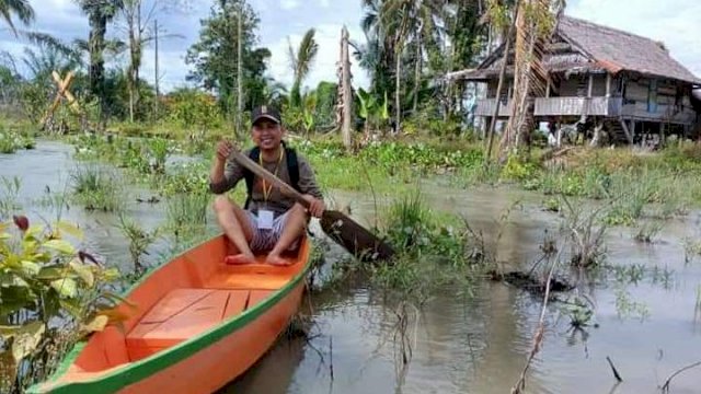 Naik Perahu, Pejuang Data Regsosek di Luwu Utara Tetap Semangat Lakukan Pendataan