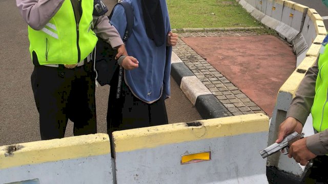 Wanita Bercadar Todongkan Pistol Ke  Paspampres Berhasil Diringkus