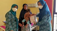 Ketua TP-PKK Lutra Beri Bantuan Tambahan Makanan kepada Penderita Gizi Buruk di Desa Sidomukti