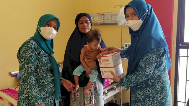 Ketua TP-PKK Lutra Beri Bantuan Tambahan Makanan kepada Penderita Gizi Buruk di Desa Sidomukti