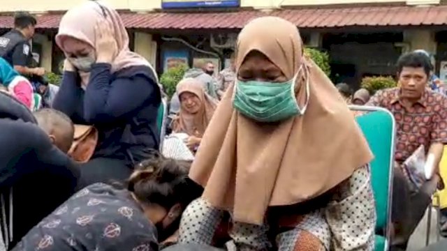 Sebelum di Pulangkan, 77 Remaja Geng Motor Sujud Minta Maaf di Kaki Orang Tua