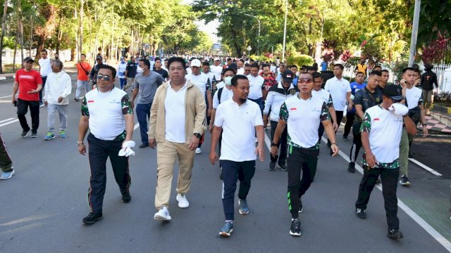 Diikuti Prajurit TNI-Polri dan Masyarakat, Andi Sudirman dan Pangdam XIV Hasanuddin Gerak Jalan Santai 5 Km