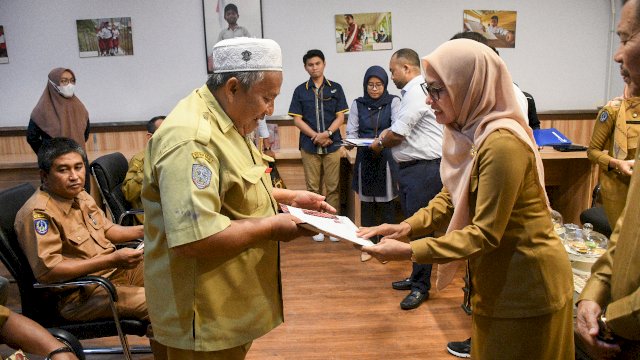 Bupati Lutra Serahkan SK Pensiun ke 11 ASN Purna Bhakti