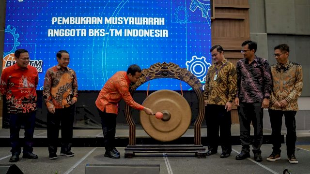 Gubernur Sulsel Andi Sudirman Sulaiaman 
