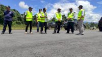 Wabup Lutra Bersama KAdis PUTR Sulsel Tinjau Ranway Bandara Andi Jemma