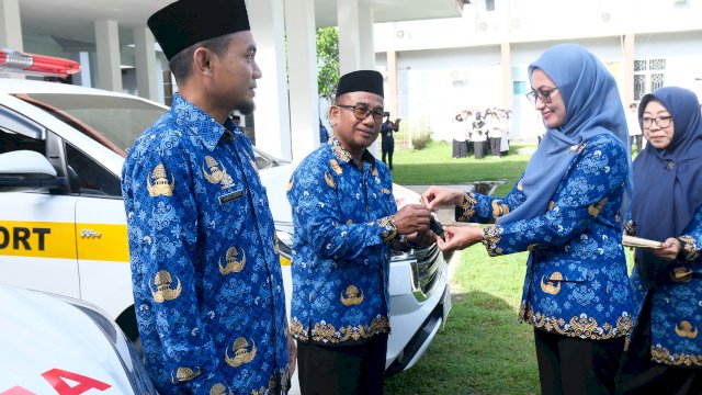 BUpati Luwu Utara Indah Putri Indriani Menyerahkan Bantuan Kendaraan Dinas Keapada Kepala Puskesmas 