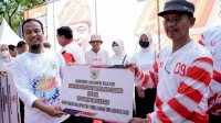 Gubernur Serahkan Santunan dan Beasiswa dari SD – Perguruan Tinggi Bagi Anak Non-ASN Penyapu Jalan