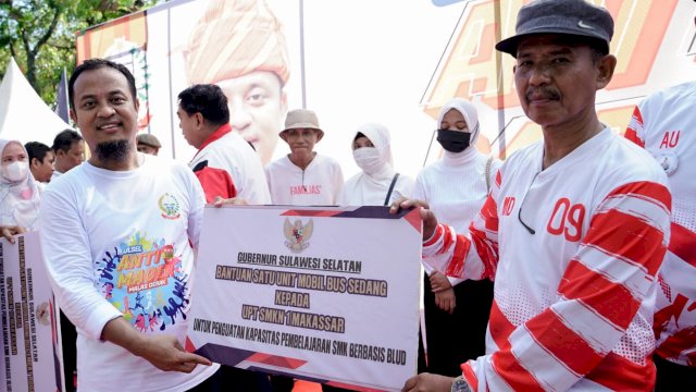 Gubernur Serahkan Santunan dan Beasiswa dari SD – Perguruan Tinggi Bagi Anak Non-ASN Penyapu Jalan