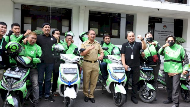 Walikota Makassar, Moh Ramdhan Danny Pomanto Foto Bersama Driverl Ojek Online 