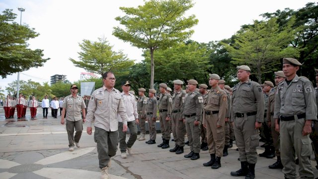 Wali Kota Makassar, Moh. Ramdhan &lsquo;Danny&rsquo; Pomanto memberi&nbsp; pengarahan ke ratusan Satuan Polisi Pamong Praja (Satpol PP) di pelataran City Of Makassar, Rabu (19/10/2022).