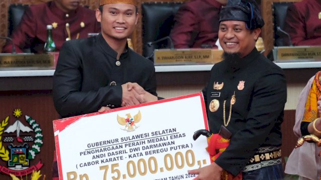 Gubernur Sulawesi Selatan Andi Sudirman Sulaiman menyerahkan bonus kepada atlet asal Sulawesi Selatan yang menyumbangkan medali bagi Tim Indonesia di event olahraga SEA Games 2021 di Vietnam.