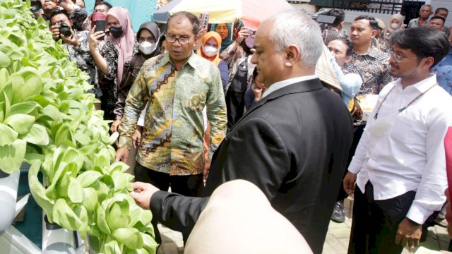 Bersama Tamu Belgia dan AS, Danny Kunjungi Lorong Taego Disambut Hangat oleh Warga