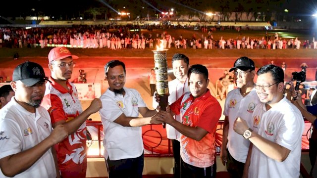 Pembukaan Pekan Olahraga Provinsi (PORPROV) XVII Tahun 2022 di Lapangan Andi Bintang, Kabupaten Sinjai berlangsung meriah, Sabtu malam (22/10/2022).