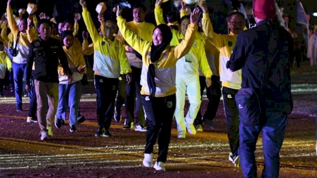 Bupati Luwu Utara Indah Putri Indriani memimpin langsung parade Defile Atlet Lutra yang akan berlaga dalam pekan olahraga provinsi di kabupaten Sinjai dan Bulukumba,&nbsp;