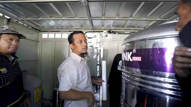 Gubernur Sulawesi Selatan, Andi Sudirman Sulaiman mengunjungi Desa Pulau Persatuan, Pulau Kanalo 2, Kecamatan Pulau Sembilan, Kabupaten Sinjai, Minggu 23 Oktober 2022.