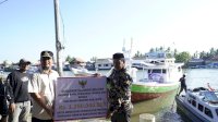 Sebelum Nyebrang ke Pulau Sembilan, Gubernur Andi Sudirman Serahkan Bantuan Kapal Perikanan