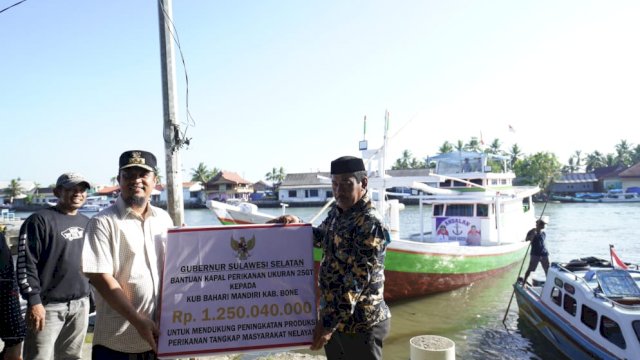 Gubernur Sulsle Menyerahkan Bantuan Kapal Tangkap kepada Kelompok nNlayan Di Kbupaten Sinjai 