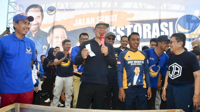 Ketua Badan pemenangan pemilu DPW Partai nasdem Sulsel, Rudiantio Lallo berdisi DI sebelah Kanan Ketua DPW Nasdem Sulsel Rusdi Masse  