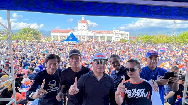 KLetua DPW Nasdem Sulsle Rusdi Masse Berswa Foto Bersama Pengurus DPW dengan latar belakang ribuan Warga Kota Palopo  