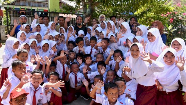 Gubernur Sulawesi Selatan, Andi Sudirman Sulaiman di sela kunjungan kerjanya ke Kabupaten Bulukumba berkunjung ke SD Negeri 163 Ara, Desa Ara, Kecamatan Bontobahari, Kabupaten Bulukumba, Senin, 24 Oktober 2022.