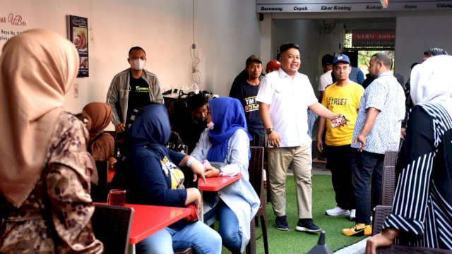 Anggota DPRD Kota Makassar, Ari Ashari Ilham melakukan kunjungan daerah pemilihan (Kundapil). Ia melihat kondisi di Jalan Daeng Tata 3 Lorong 1 dan 2, Kelurahan Parangtambung, Kecamatan Tamalate, Senin (24/10/2022).