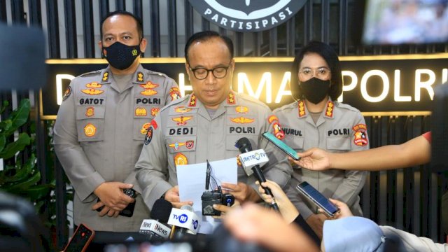 Polri akhirnya melakukan penahanan terhadap enam orang tersangka terkait insiden kerusuhan yang terjadi peristiwa di Stadion Kanjuruhan, Malang.