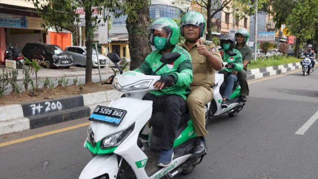 Walikota Makassar Mohammad Ramdahn Danny Pomanto mengendarai ojek Online 