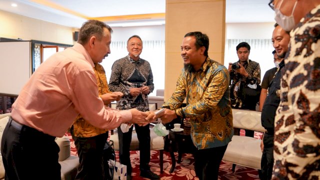 Gubernur Sulawesi Selatan Andi Sudirman Sulaiman menerima kunjungan dari President Komisaris PT Awina Sinergi Internasional, Nakamura Hirohide dan President Director Former Consul-General of Japan in Surabaya, Tani Masaki bersama timnya serta perwakilan dari Perusahaan Royal Quality Group Lic Amazon, di Kantor Gubernur Sulsel, Kamis 27 Oktober 2022.