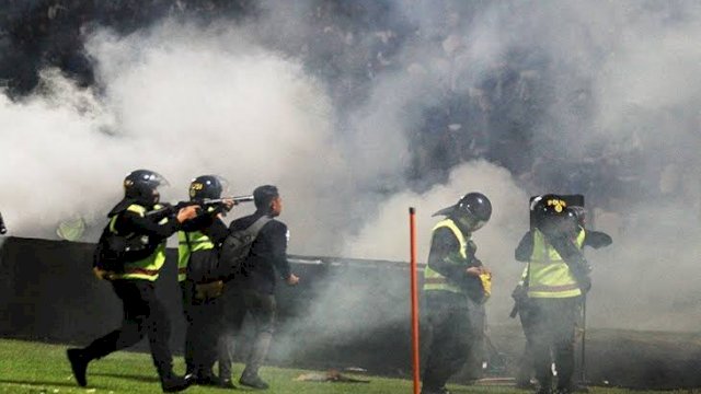 Personil Kepolisian Saat Menembakkan Gas Air Mata Saat Kerusuhan di Stadion Kanjuruhan Malang, Jawa Timur. 1 Oktober 2022 