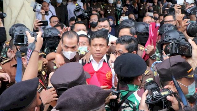 Mantan Kadiv Propam Polri, Ferdy Sambo Mengenakan Baju Tahanan kejaksaan Usai Serah Terimah Dari Bareskrim ke Kejaksaan Agung, (Foto: Detik)