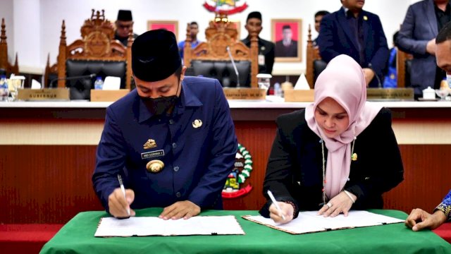 Gubernur Sulsel Andi Sudirman Sulaiman bersama Ketua DPRD Sulsel Andi Ina Kartika Sari Menandatanganio kesepakatan APBD tahun 2023