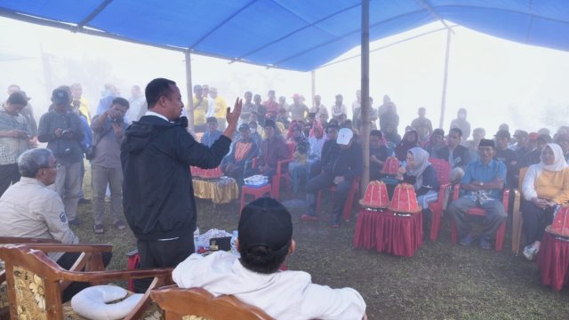 Diselimuti Kabut, Gubernur Andi Sudirman Tanam Bibit Kopi Bareng Warga Gowa di Topidi