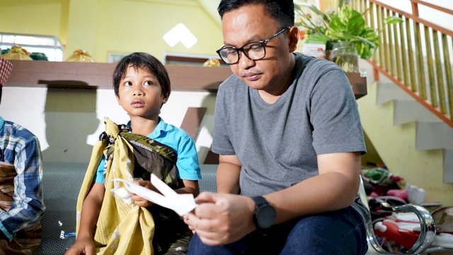 Bupati Bantaeng, Ilham Azikin didampingi Kepala Dinas Kesehatan Bantaeng, dr Andi Ihsan dan Kepala Dinas Kominfo, Subhan melihat langsung sunatan massal gratis yang dilaksanakan di Klinik Azzahra, Kelurahan Bontosunggu, Kecamatan Bisappu, Minggu (6/11).