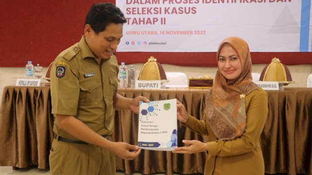Dokumen Grand Design Pembangunan Kependudukan 2022 &ndash; 2047 Resmi Diserahkan ke Bupati Luwu Utara