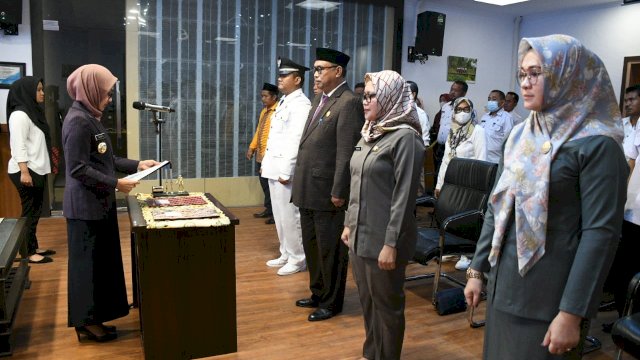 Bupati Lutra Lantik Pimpinan Tinggi Pratama Administrator dan Pengawasan