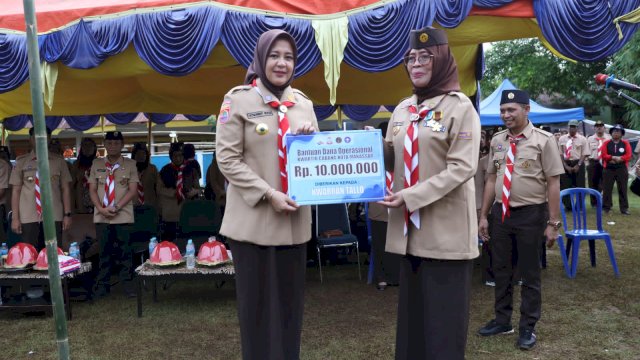 Kwarcab Makassar Beri Bantuan Dana Operasional, Fatmawati Rusdi Harap Dapat Memajukan Pramuka di Tingkat Ranting