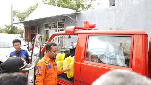 Pagi-Pagi, Gubernur Andi Sudirman Tinjau dan Bawa Bantuan untuk Korban Banjir di Biringkanaya