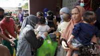 Indira Yusuf Ismail Serahkan Bantuan Bagi Korban Banjir di Kecamatan Biringkanaya