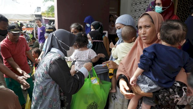 Indira Yusuf Ismail Serahkan Bantuan Bagi Korban Banjir di Kecamatan Biringkanaya