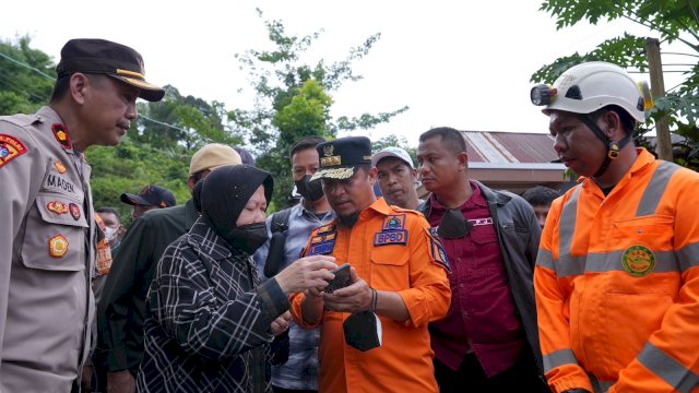 Tinjau Titik Longsor di Gowa, Mensos Sarankan Pemprov Tanam Pohon Bambu