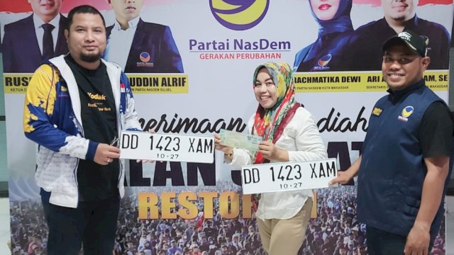 Peraih Hadiah Jalan Sehat Nasdem Terima BPKB dan STNK Mobil