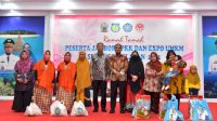 Ramah Tamah PKK, Gubernur dan Ketua PKK Sulsel Bagikan Ratusan Paket Sembako