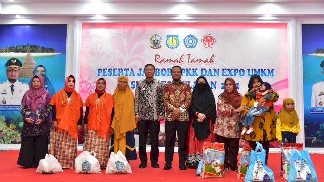 Ramah Tamah PKK, Gubernur dan Ketua PKK Sulsel Bagikan Ratusan Paket Sembako