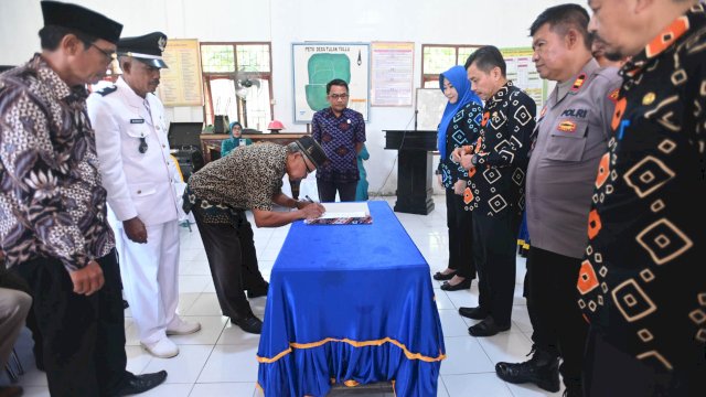 Hadiri Sertijab Kades, Sekda Lutra Tegaskan Kades Perpanjangan Tangan Pemerintah&nbsp;