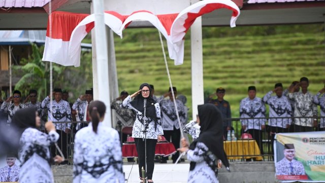 Pimpin Upacara Hut  PGRI ke 77, Bupati Lutra: Dorong Guru Tetap Berinovasi