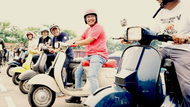 Hadir di Temu scooterist Bantaeng, Ilham Azikin Bawa Vespa Klasik Tahun 1976