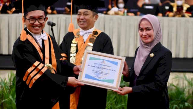 STIA LAN Anugerahi Bupati Lutra Sebagai Tokoh Peduli SDM Aparatur