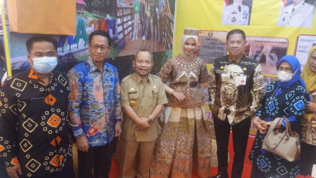 Pakaian Rampi Luwu Utara Jadi Magnet Pengunjung Pekan Raya Sulsel, Tautoto Tanaranggina Terpukau