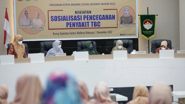 Penasehat Dharma Wanita Persatuan (DWP) Kota Makassar, Indira Yusuf Ismail, yang juga Ketua Forum Multi Sektor (FMS) Percepatan Eliminasi TB Kota Makassar, membuka kegiatan sosialisasi pencegahan penyakit TB yang digelar oleh DWP Kota Makassar.